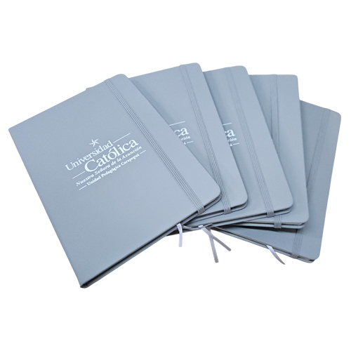 Agenda Gris con el logo Universidad Católica